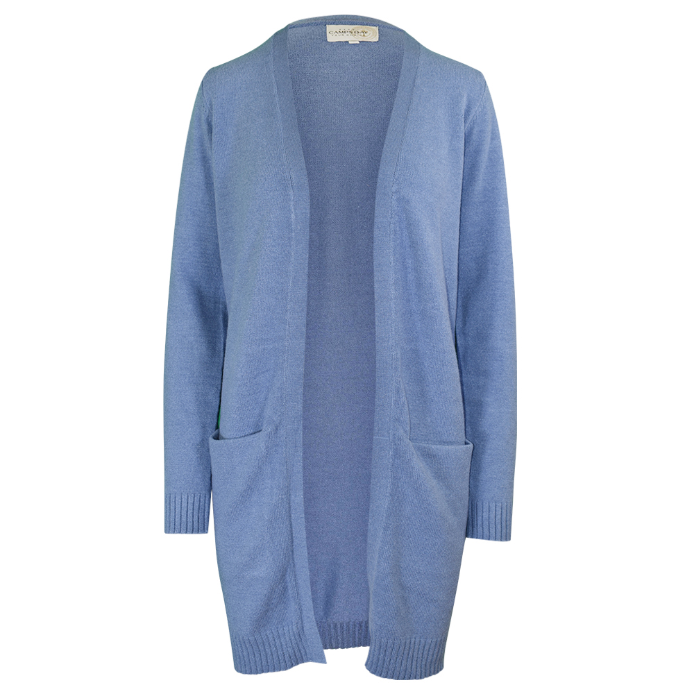 Weibliches Model mit CAMPS BAY Strickjacke in Infinity