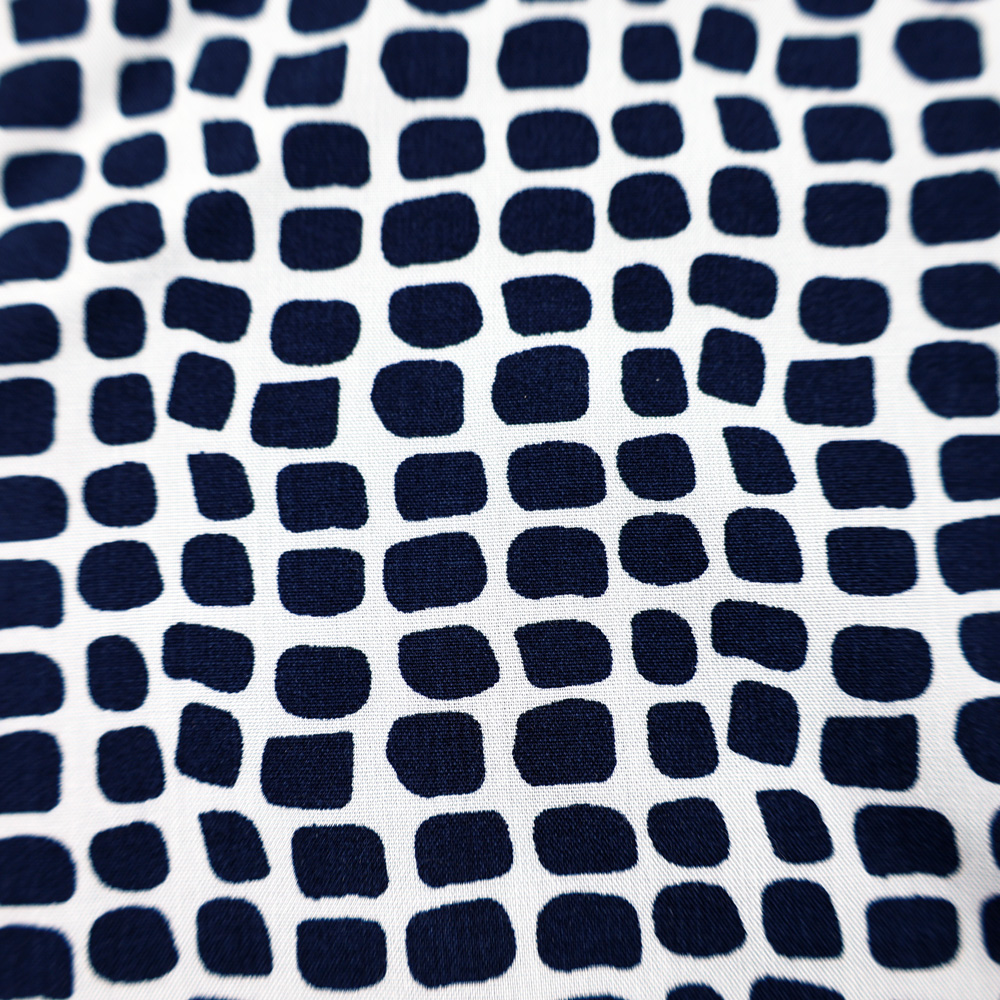 Weibliches Model mit CAMPS BAY Kurzarm-Kleid in White-Navy