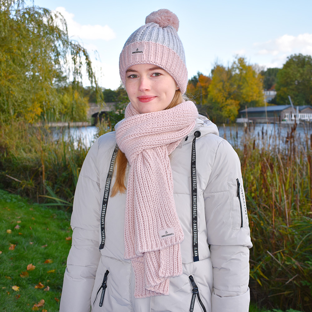 Weibliches Model mit ANKERBRAUT Schal in Rose