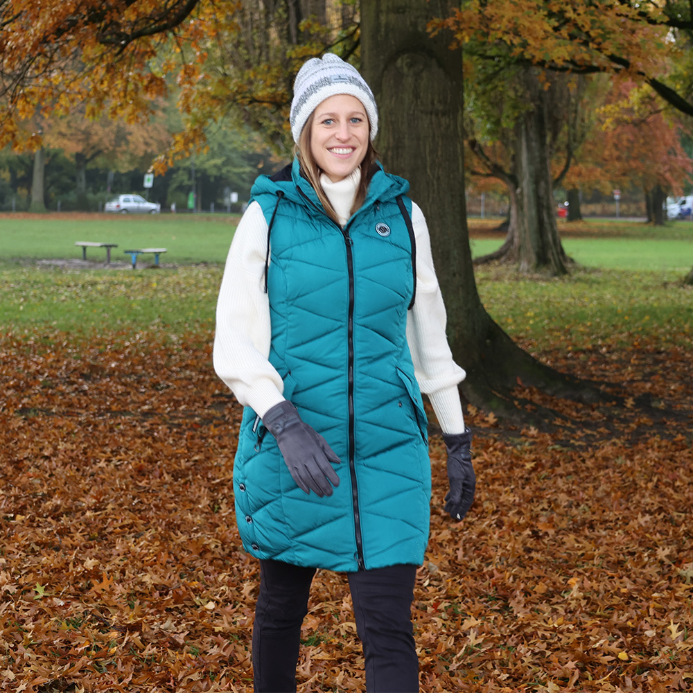 Weibliches Model mit ANKERBRAUT Long-Weste in Petrol