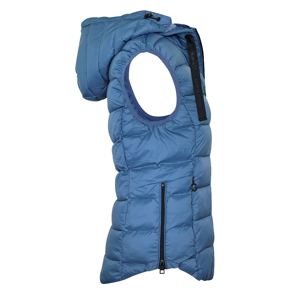 Weibliches Model mit CAMPS BAY Steppweste in Bering Sea