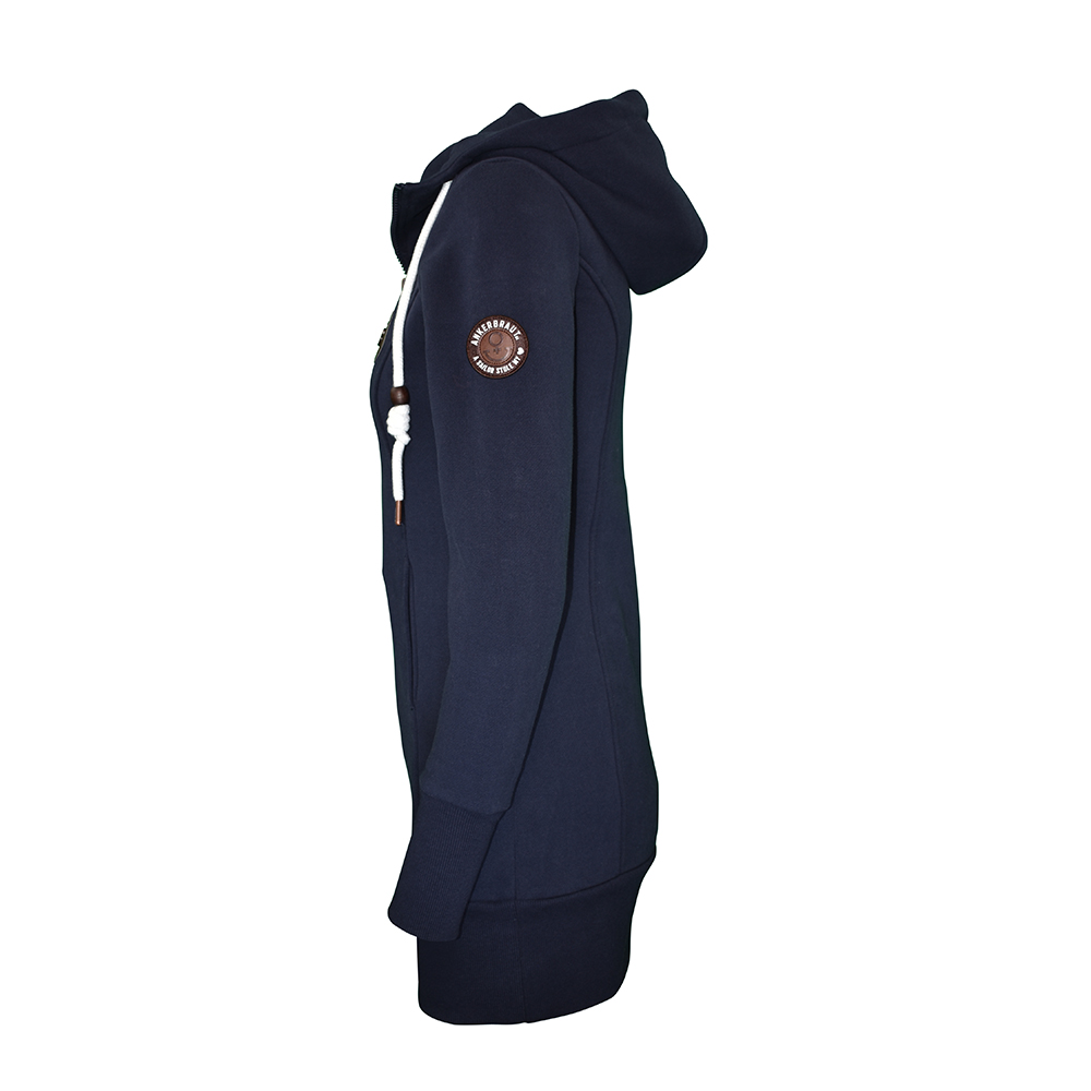 Weibliches Model mit ANKERBRAUT Long Sweatjacke in Total Eclipse Melange 