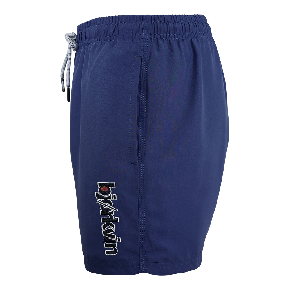 Männliches Model mit Björkvin Badeshorts in Sun faded