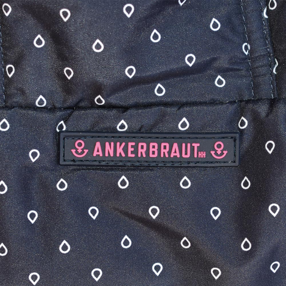 Weibliches Model mit ANKERBRAUT Weste in Night Sky