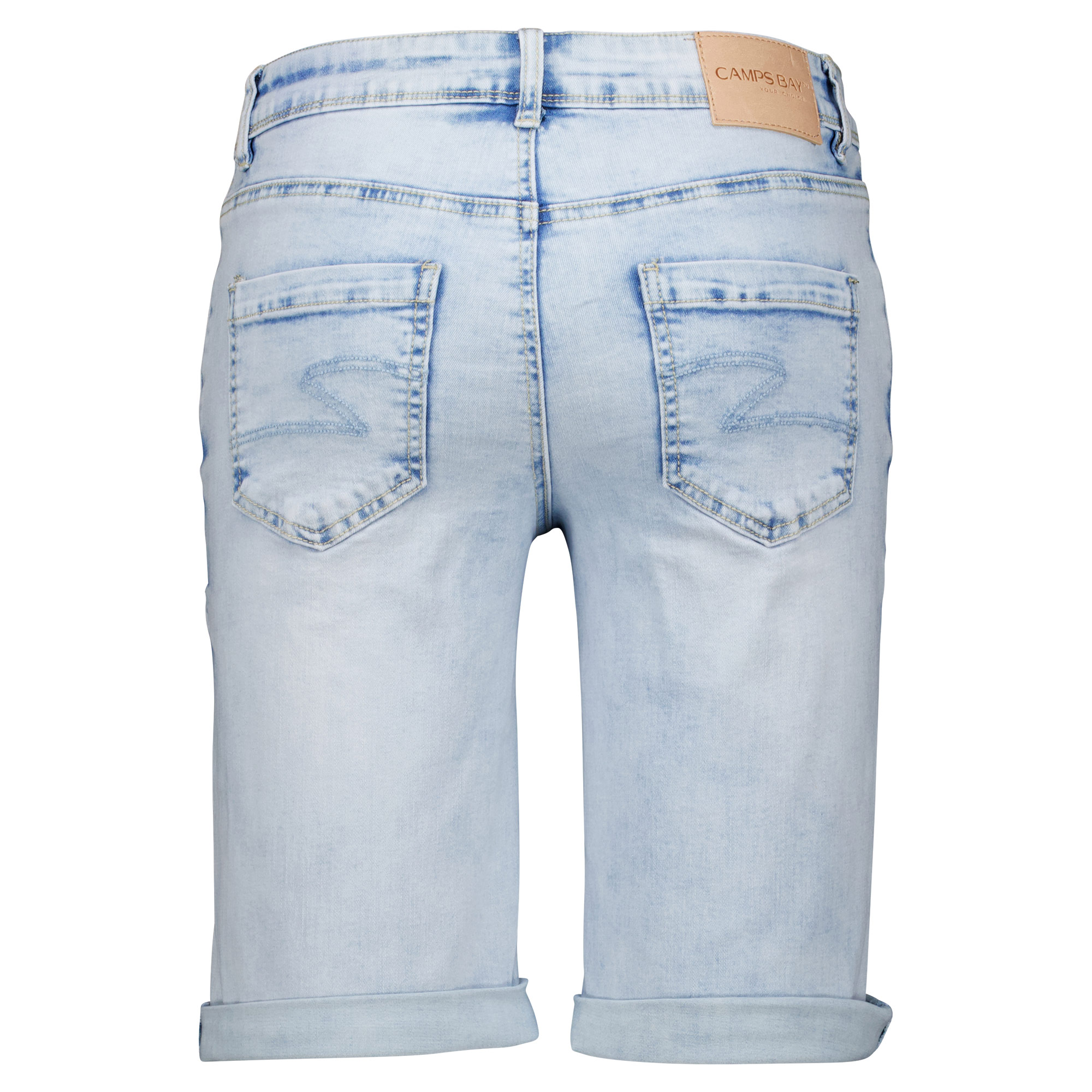 Weibliches Model mit CAMPS BAY Bermuda-Jeans in Light Blue