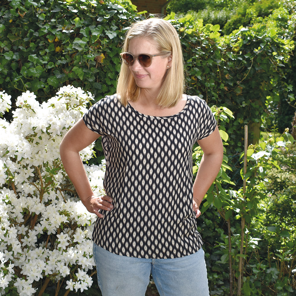 Weibliches Model mit CAMPS BAY Bluse in Black Div.