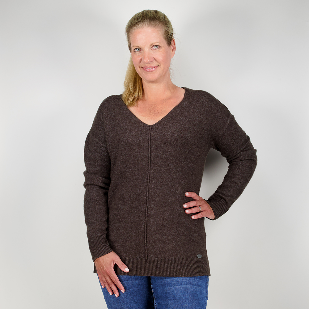 Weibliches Model mit CAMPS BAY Pullover in Chocolate Torte Melange