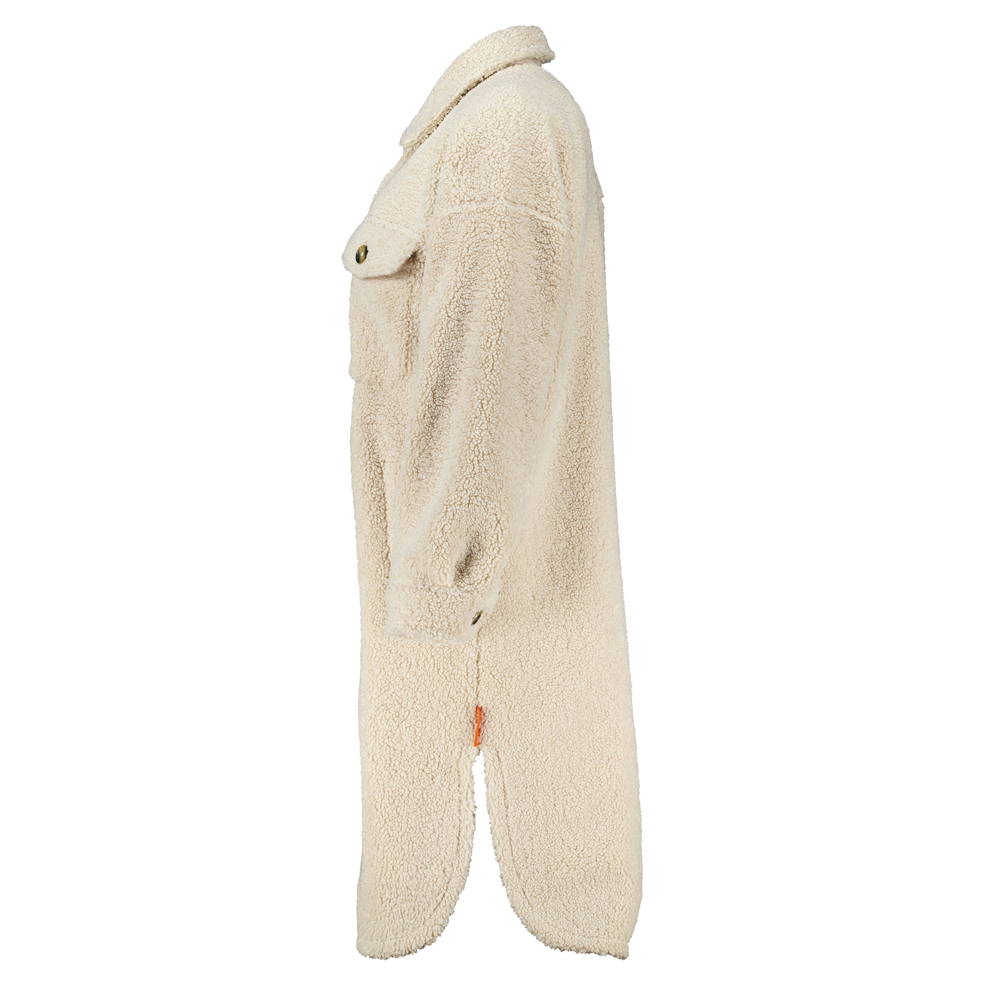 Weibliches Model mit ANKERBRAUT Teddy-Mantel in Offwhite