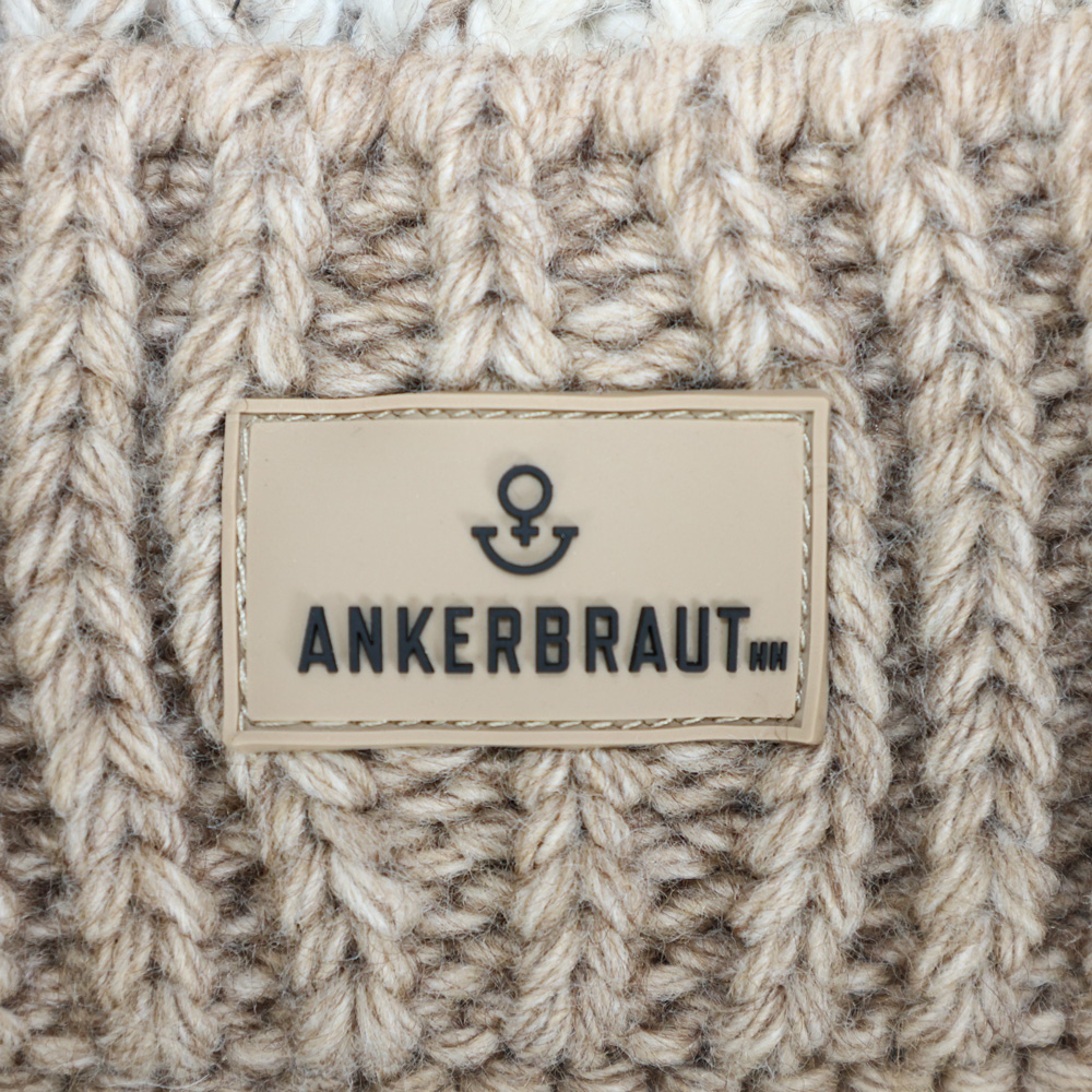 Weibliches Model mit ANKERBRAUT Mütze in Taupe