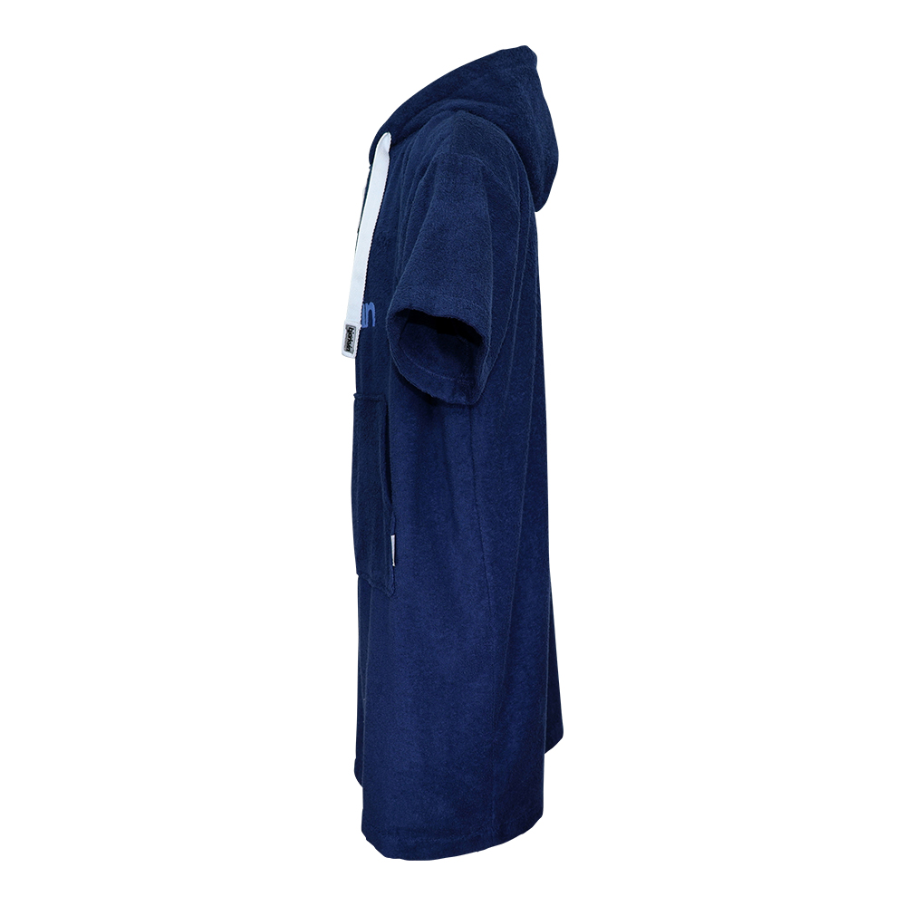 Männliches Model mit Björkvin Beach-Poncho in Navy