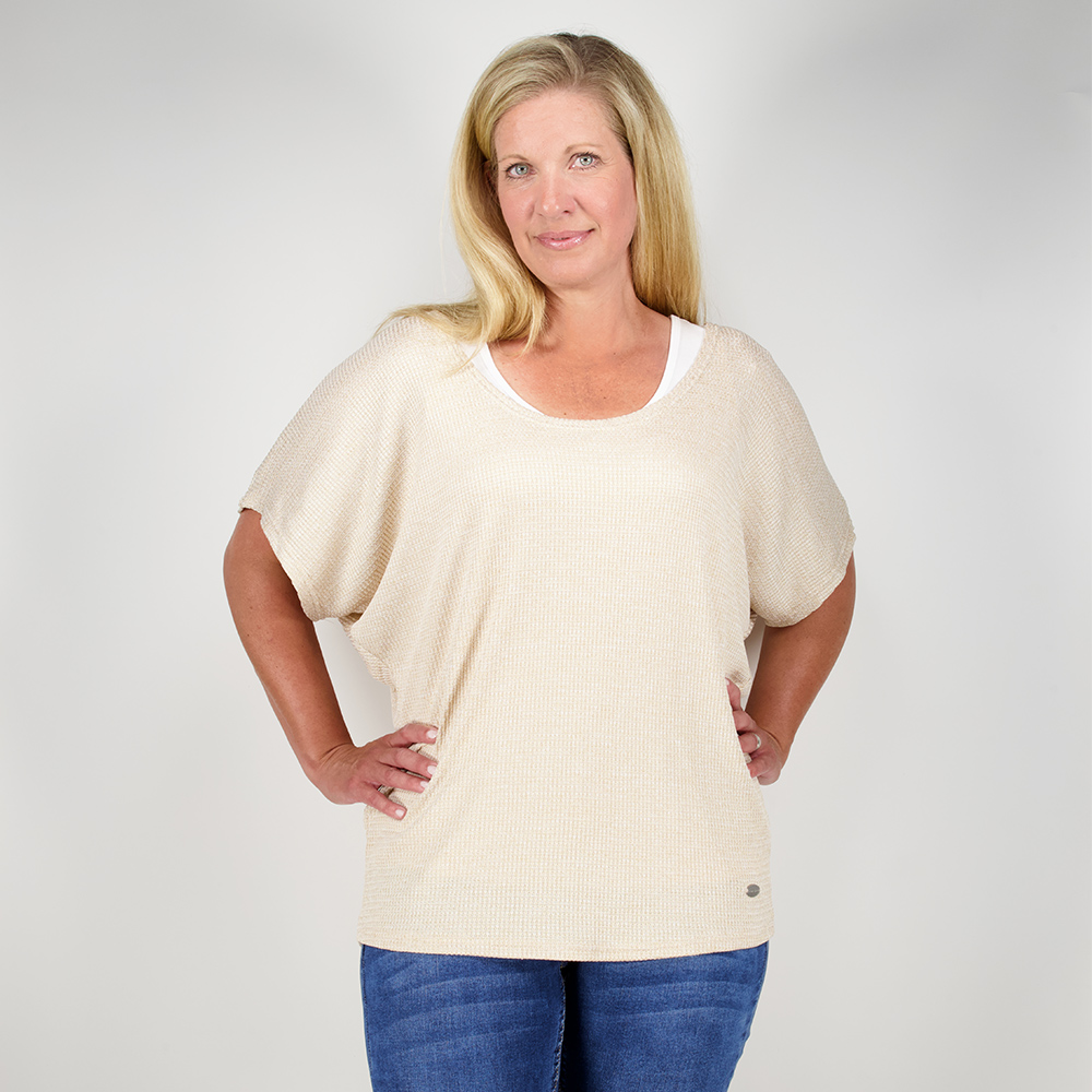 Weibliches Model mit CAMPS BAY Strick-Shirt in Beige Marl