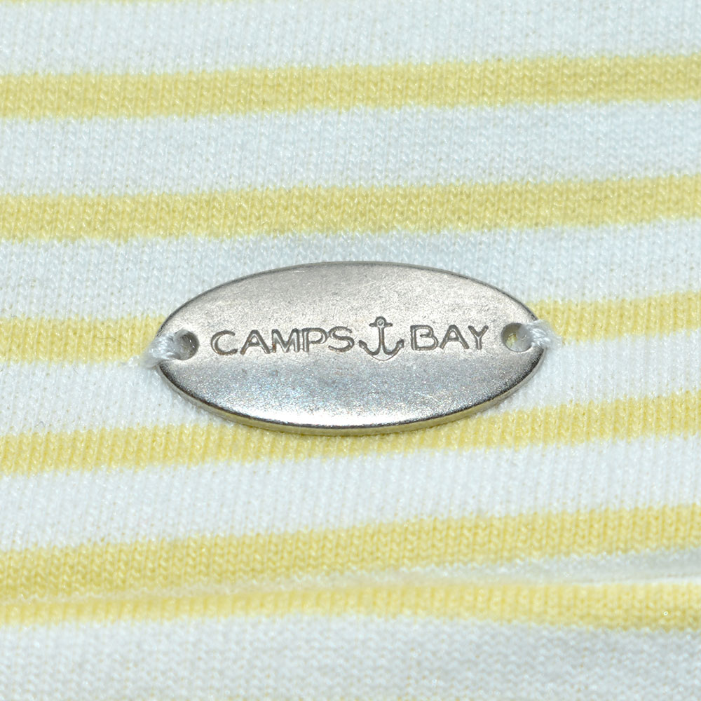 Weibliches Model mit CAMPS BAY Hoodie in Gelb-Weiss