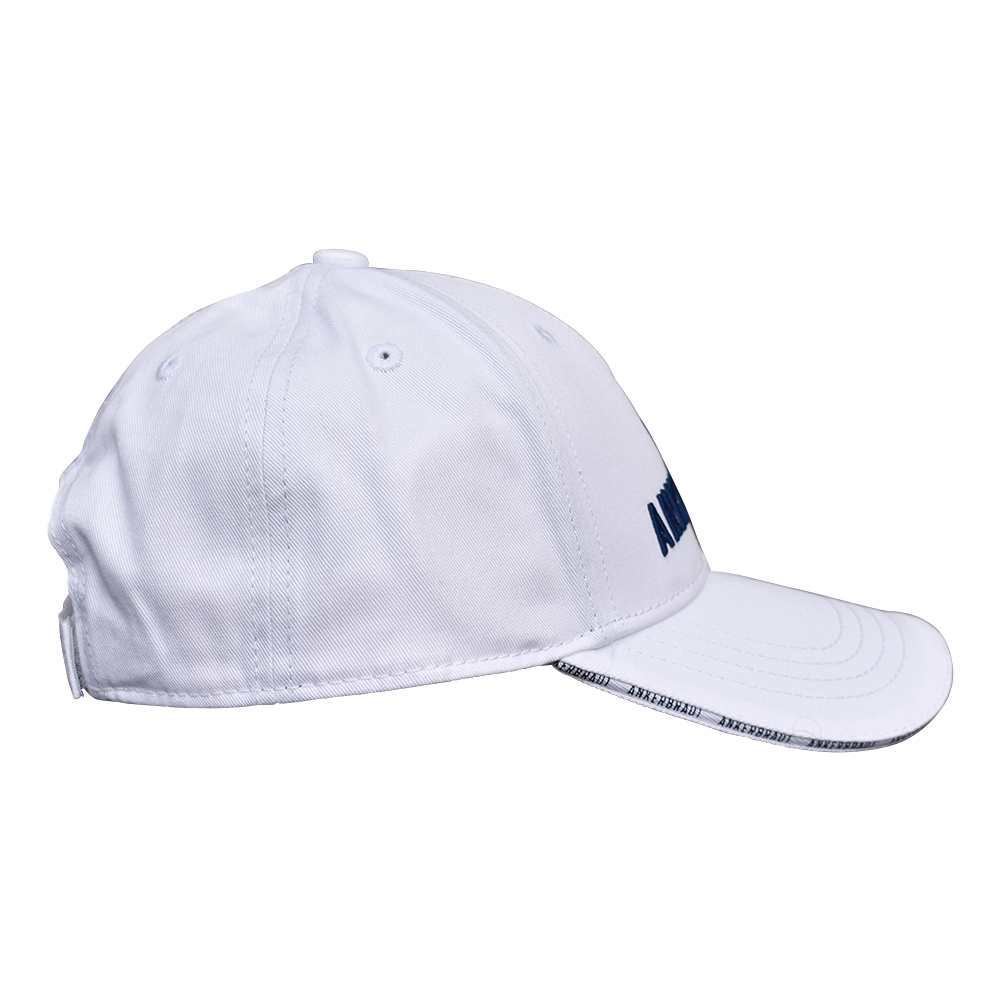 Weibliches Model mit ANKERBRAUT Cap in Weiß
