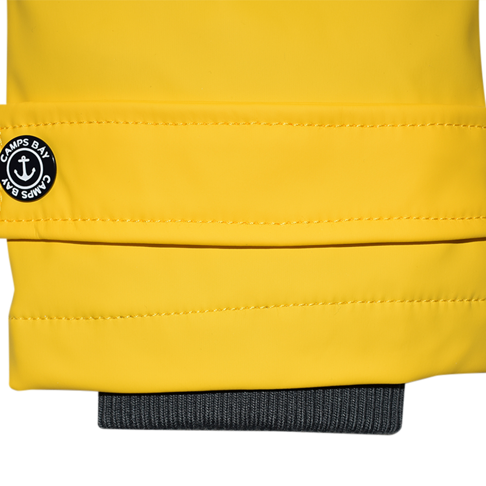 Männliches Model mit CAMPS BAY Wetterjacke in Lemon Chrome