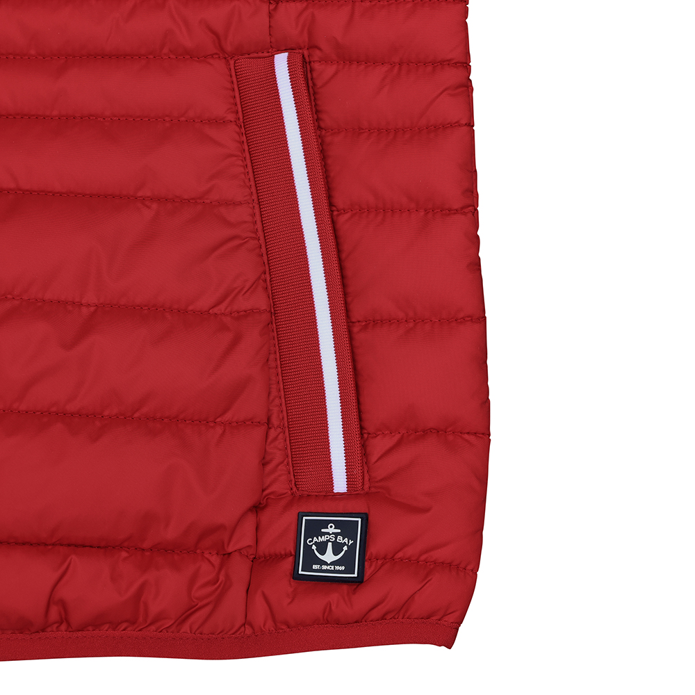 Weibliches Model mit CAMPS BAY Weste in Savvy Red