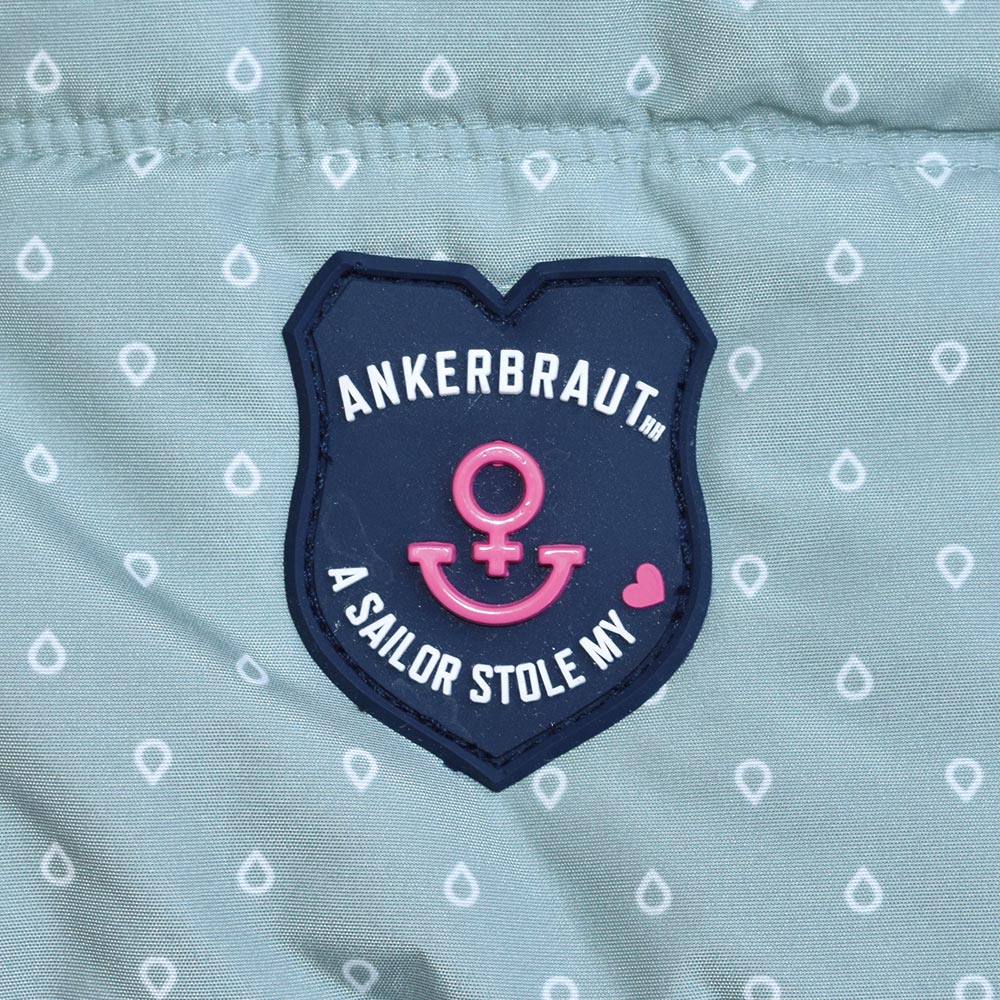 Weibliches Model mit ANKERBRAUT Weste in Slate Gray