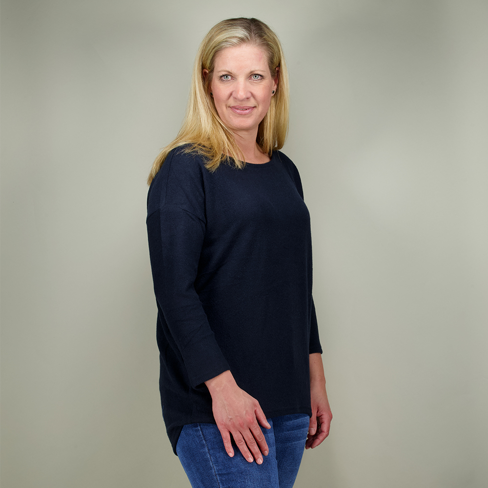 Weibliches Model mit CAMPS BAY Shirt in Navy Marl