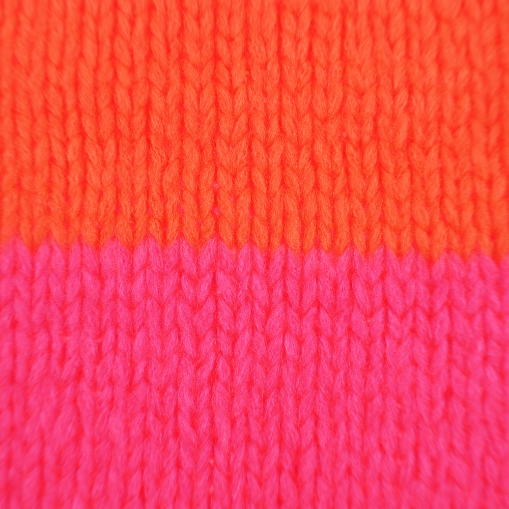 Weibliches Model mit Rock Your Day Kuschelstrickjacke 