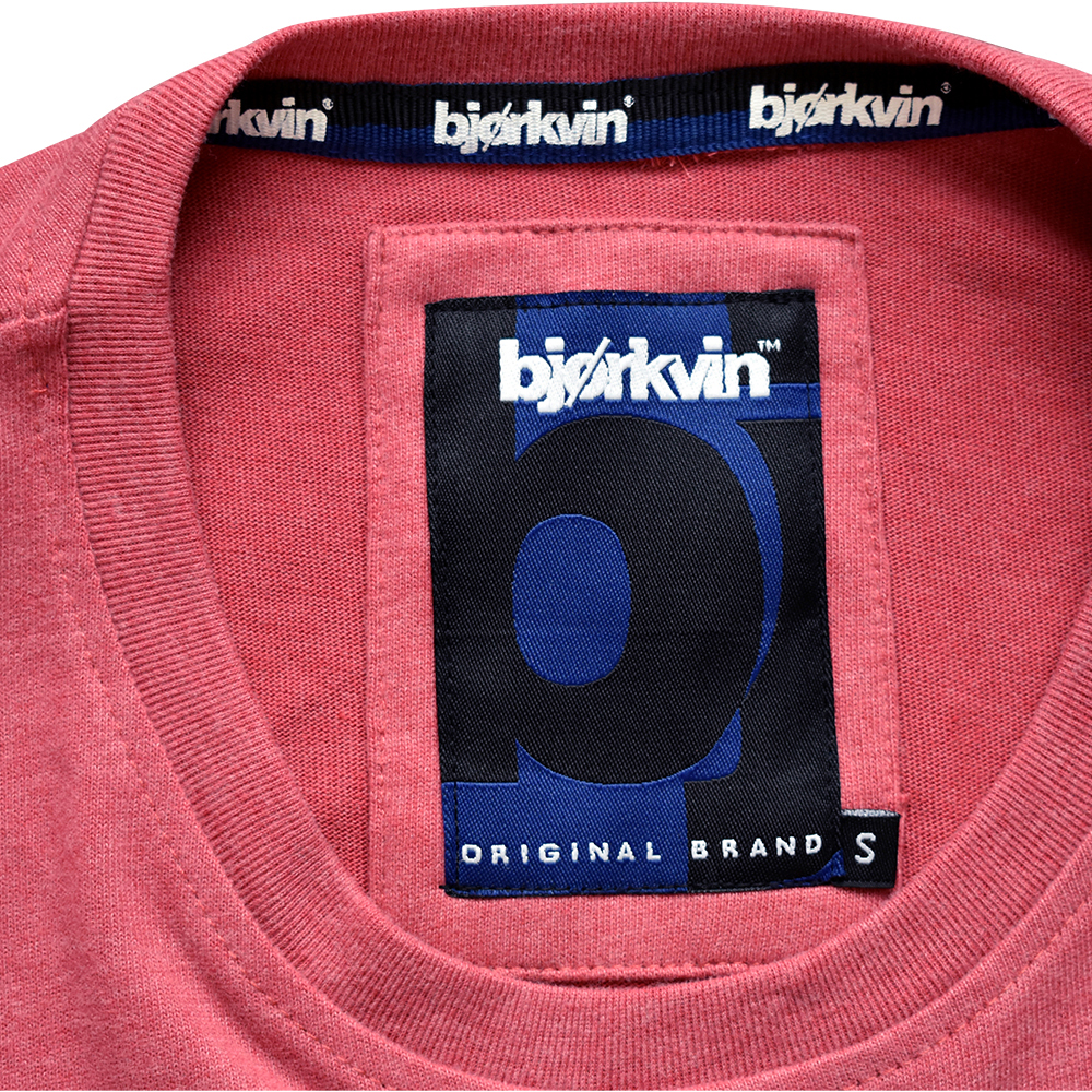 Männliches Model mit Björkvin T-Shirt in Red Melange