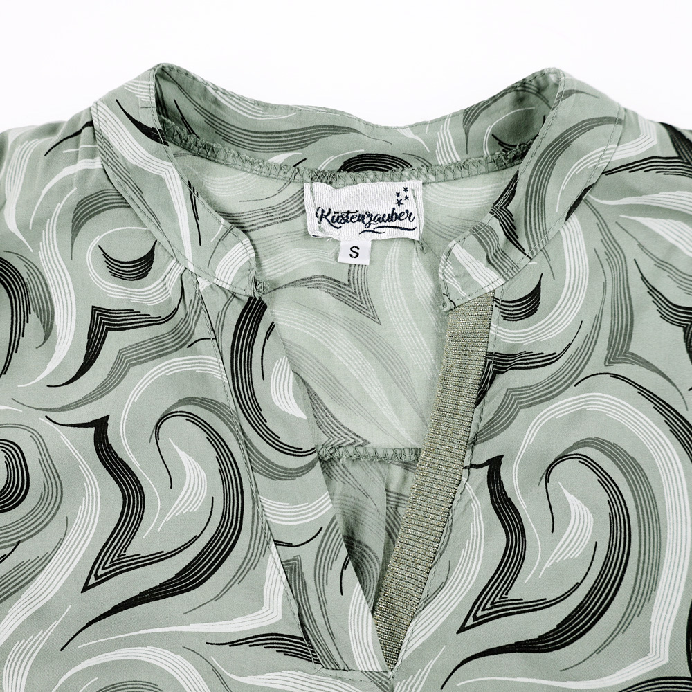 Weibliches Model mit Küstenzauber Bluse in Khaki