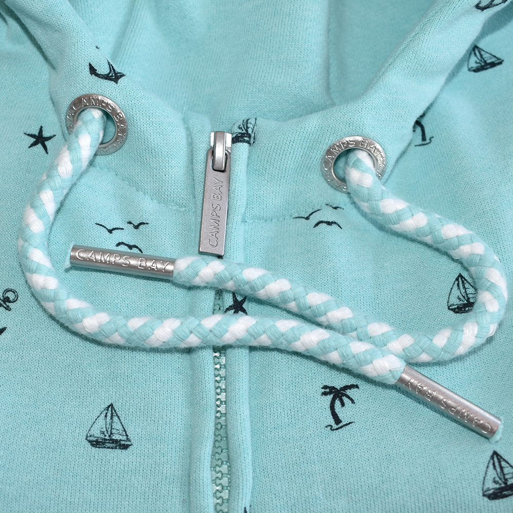 Weibliches Model mit CAMPS BAY Sweatjacke in Aqua Sky Melange