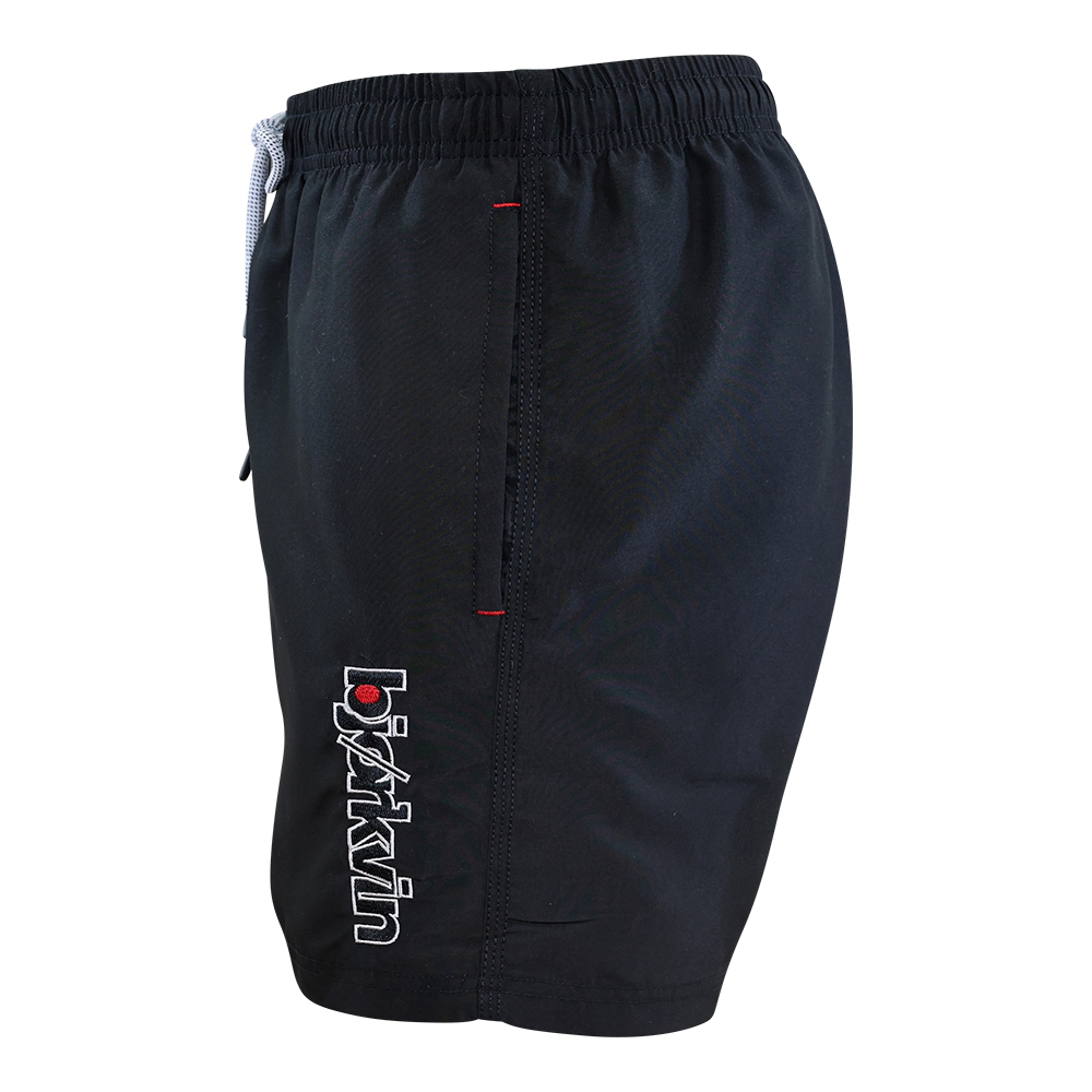 Männliches Model mit Björkvin Badeshorts in Schwarz