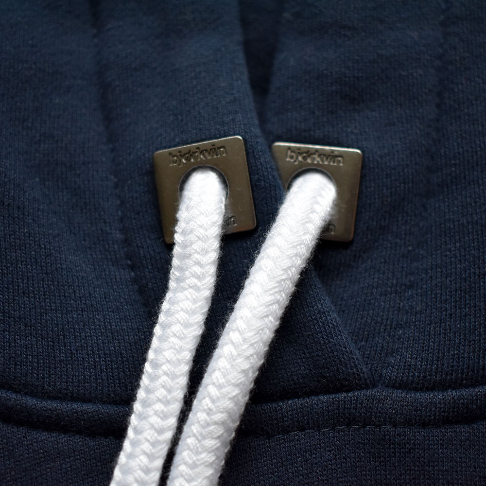 Männliches Model mit Björkvin Hoodie in Night Sky