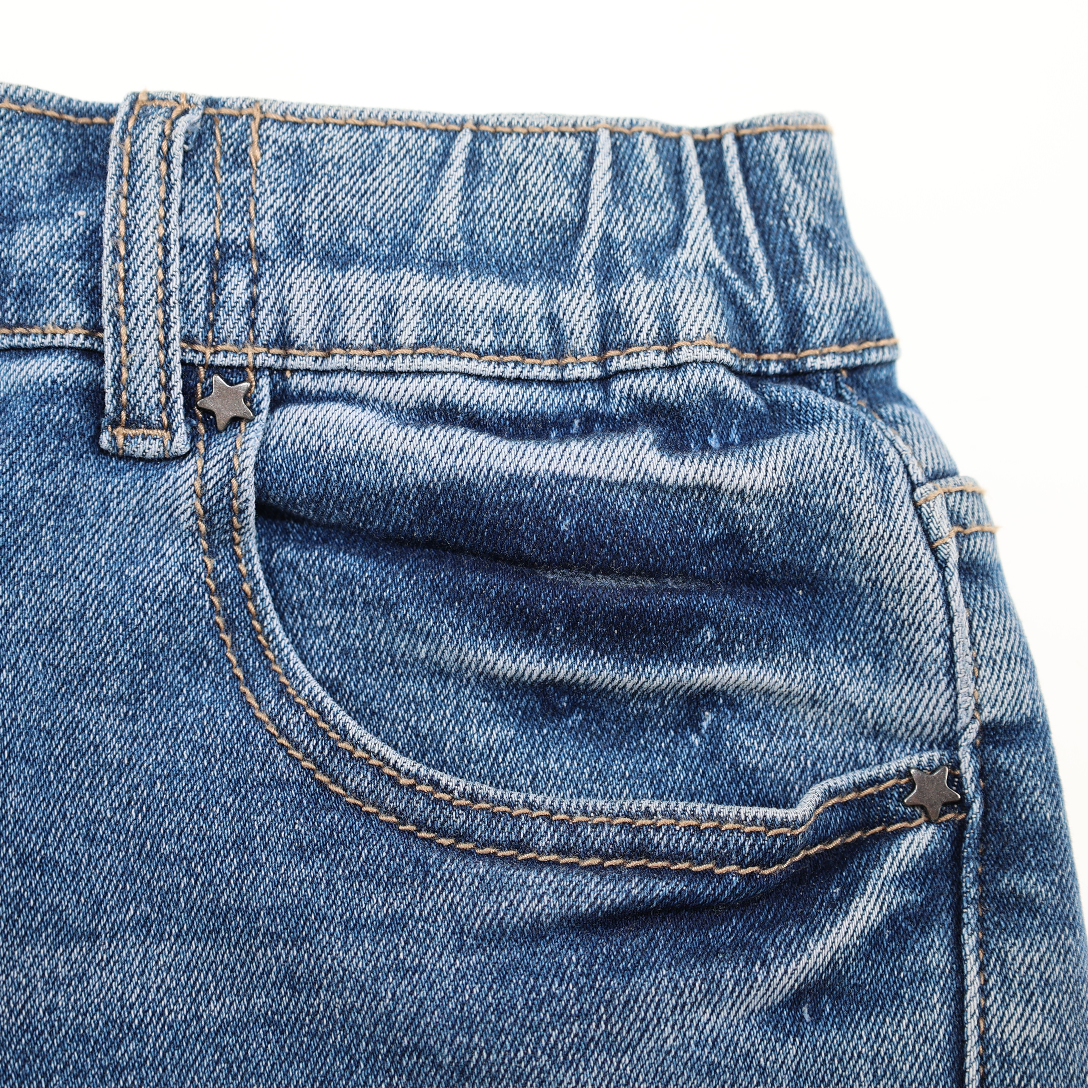 Weibliches Model mit CAMPS BAY Jeans 