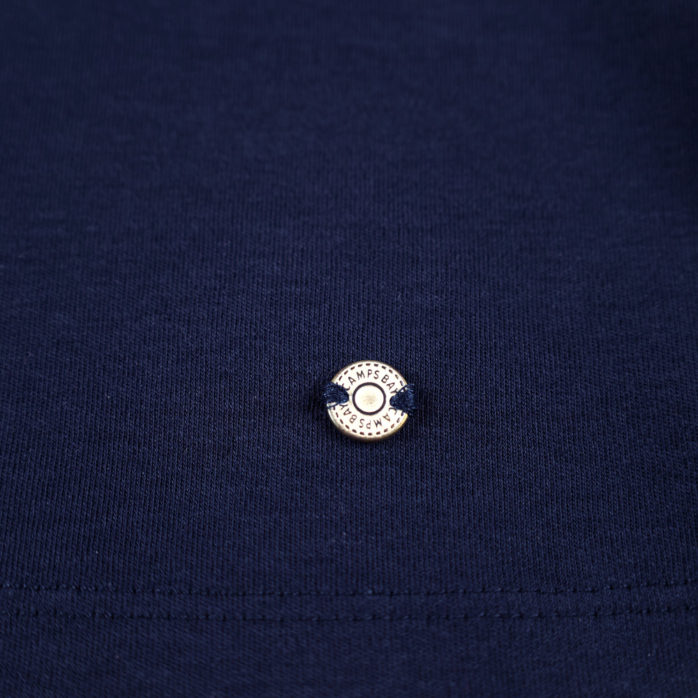 Weibliches Model mit CAMPS BAY T-Shirt in Night Sky