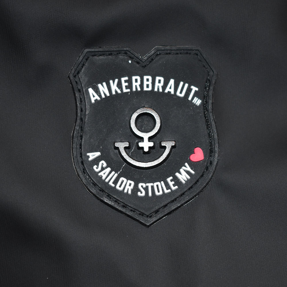 Weibliches Model mit ANKERBRAUT Wetterjacke in Schwarz
