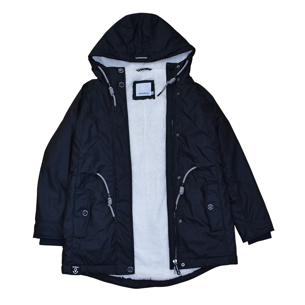 Weibliches Model mit ANKERBRAUT Wetterjacke in Schwarz