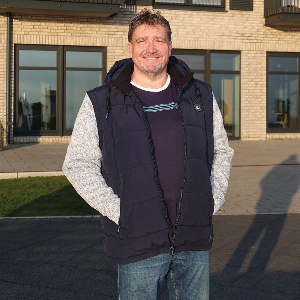 Männliches Model mit CAMPS BAY Westenjacke in Navy