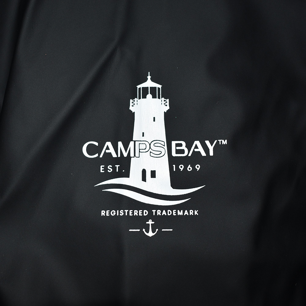 Männliches Model mit CAMPS BAY Wetterjacke in Schwarz