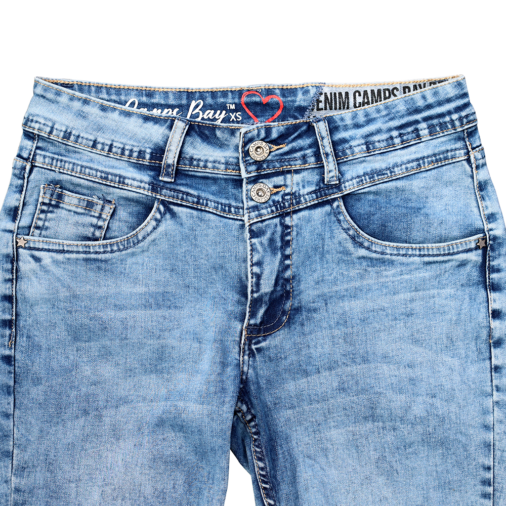 Weibliches Model mit CAMPS BAY Jeans in mblue