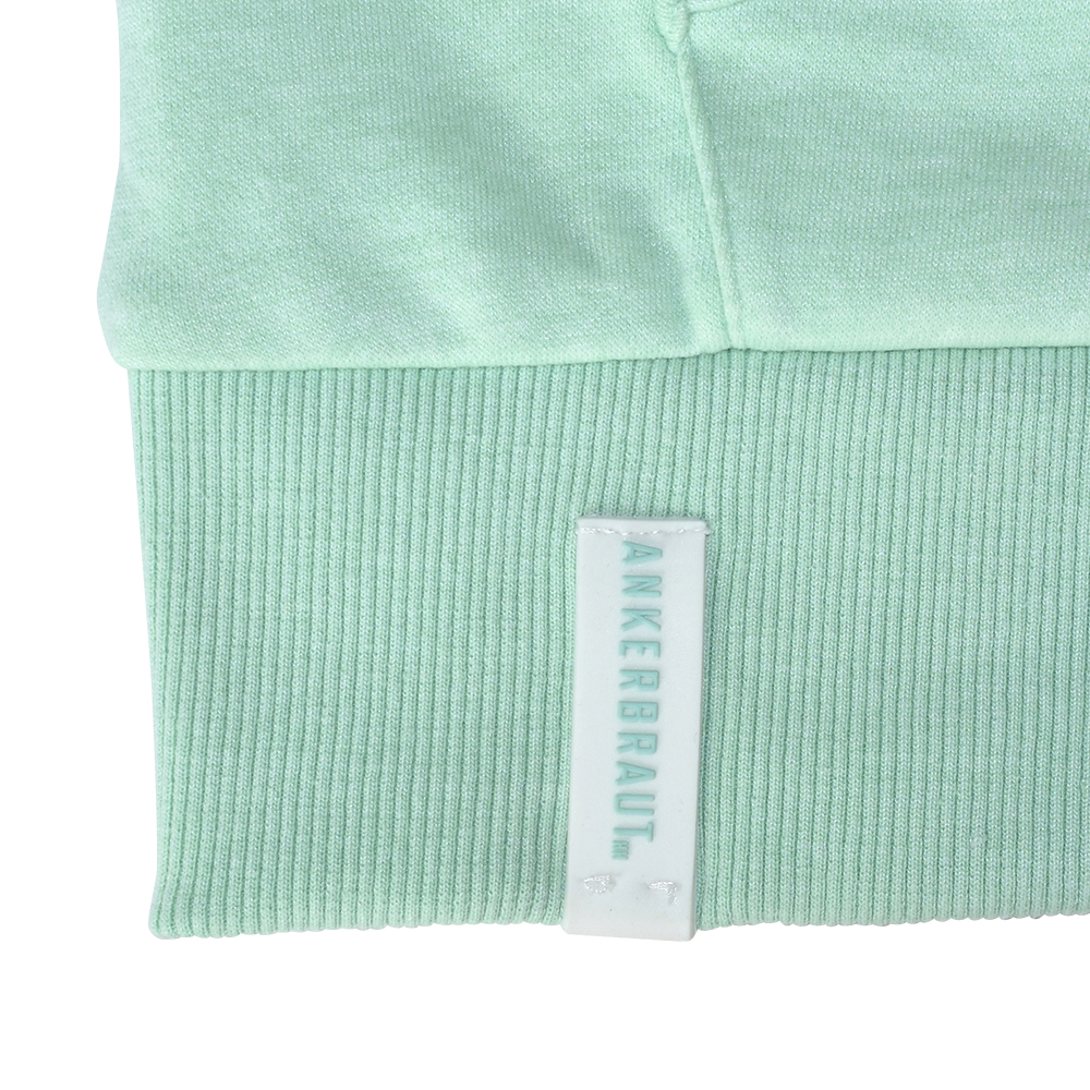 Weibliches Model mit ANKERBRAUT Sweatjacke in Mint Melange