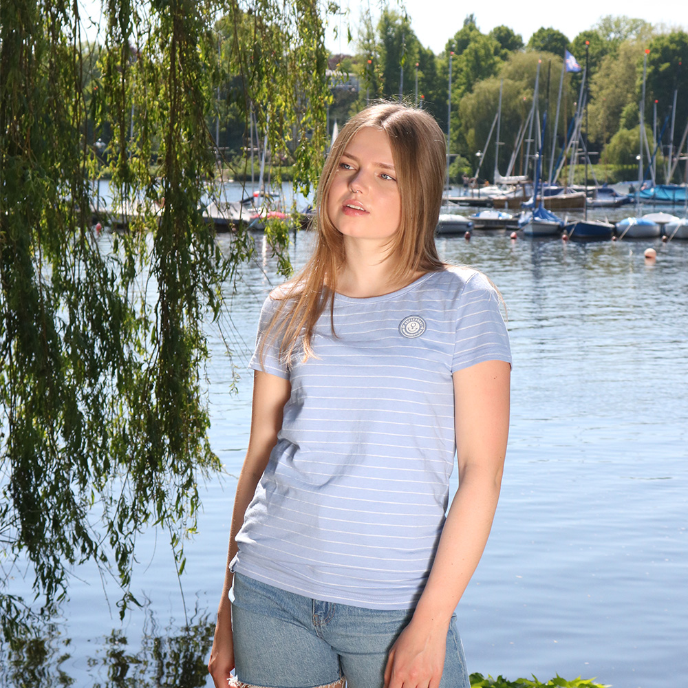 Weibliches Model mit ANKERBRAUT T-Shirt in Lavender Lustre
