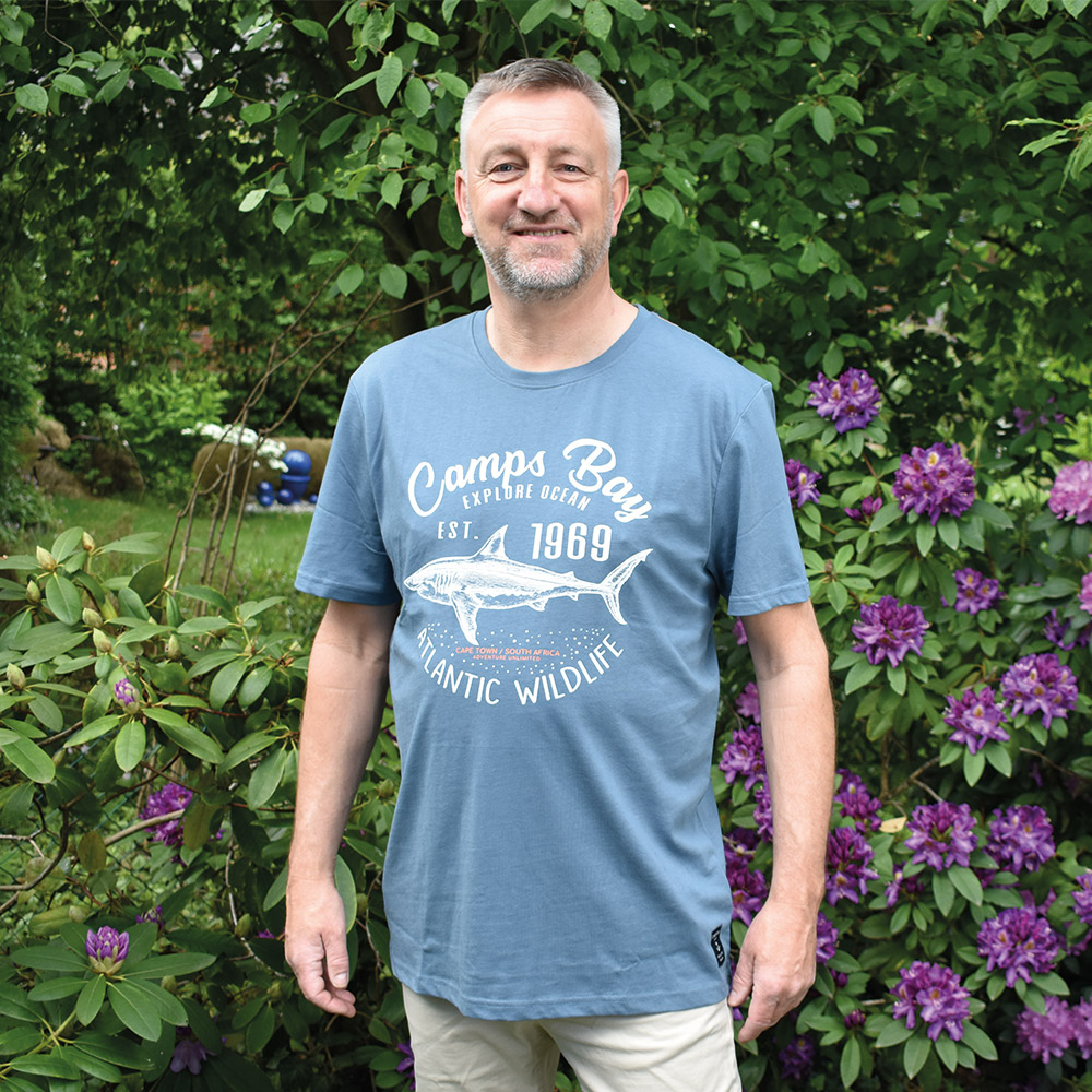 Männliches Model mit CAMPS BAY T-Shirt in China Blue