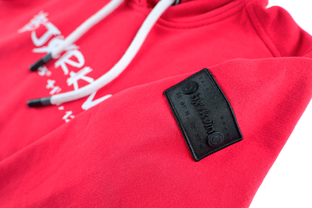 Männliches Model mit Björkvin Hoodie in Rot