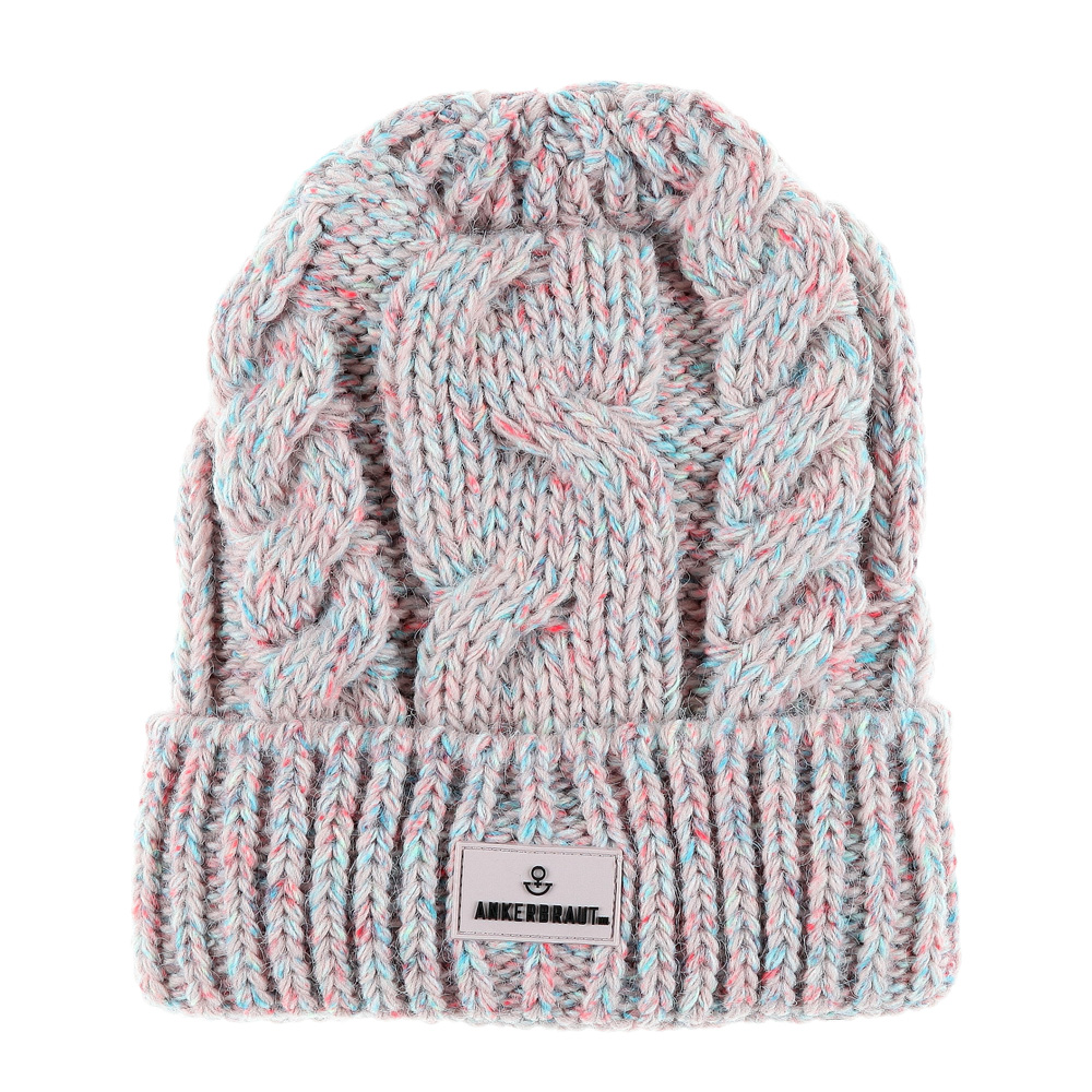 Weibliches Model mit ANKERBRAUT Mütze in Rose