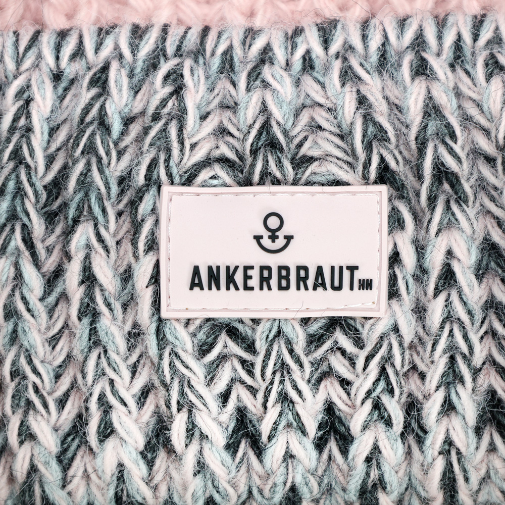 Weibliches Model mit ANKERBRAUT Mütze in Rose