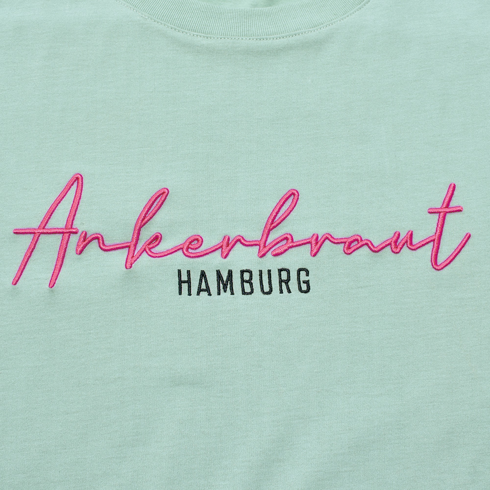 Weibliches Model mit ANKERBRAUT Shirt in Harbour Grey