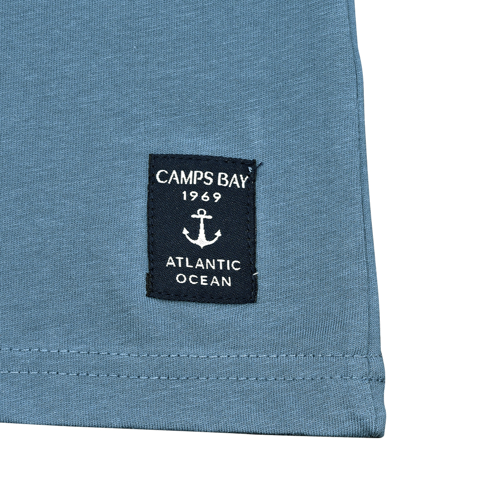 Männliches Model mit CAMPS BAY T-Shirt in China Blue