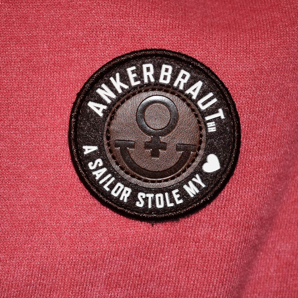 Weibliches Model mit ANKERBRAUT Long Sweatjacke in Red Melange