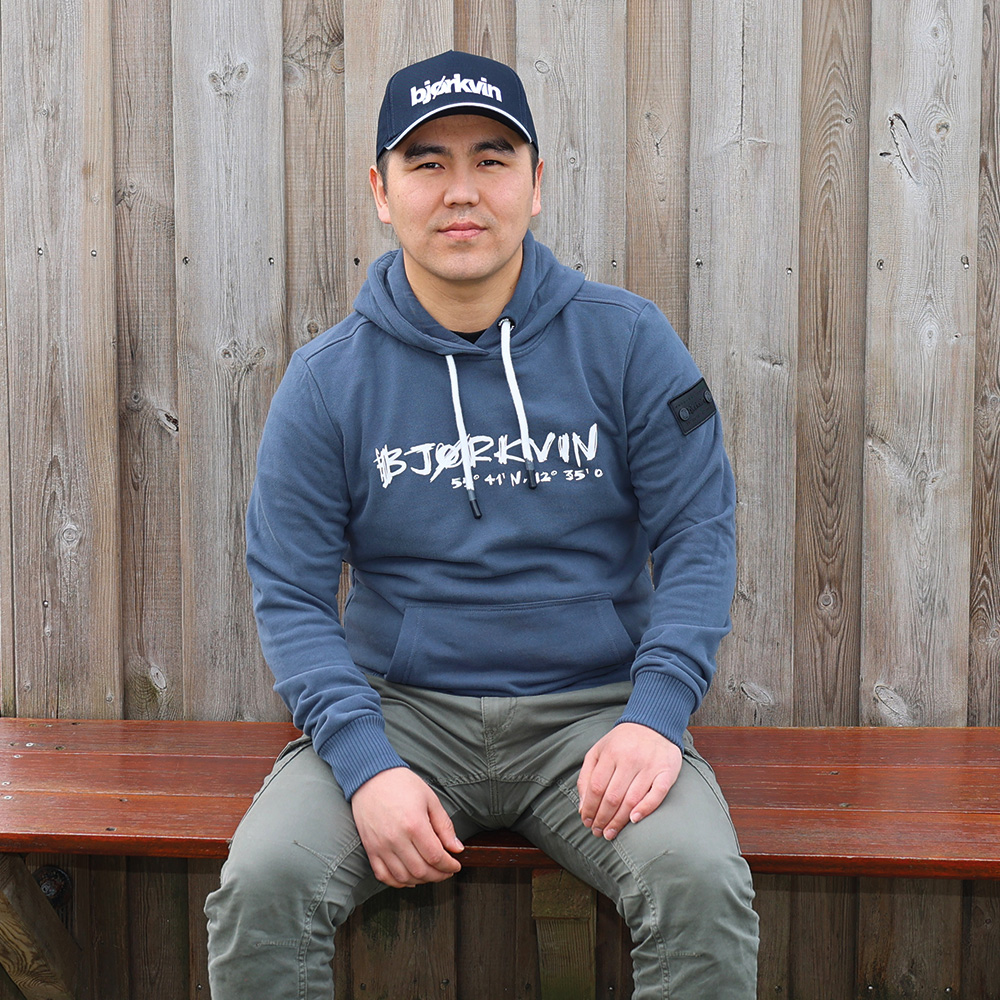 Männliches Model mit Björkvin Hoodie in Ombre Blue