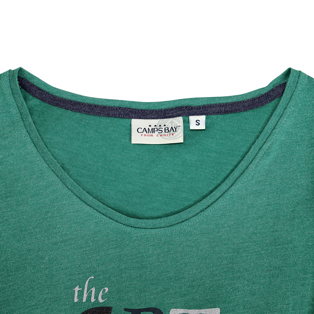 Weibliches Model mit CAMPS BAY T-Shirt in Evergreen Melange