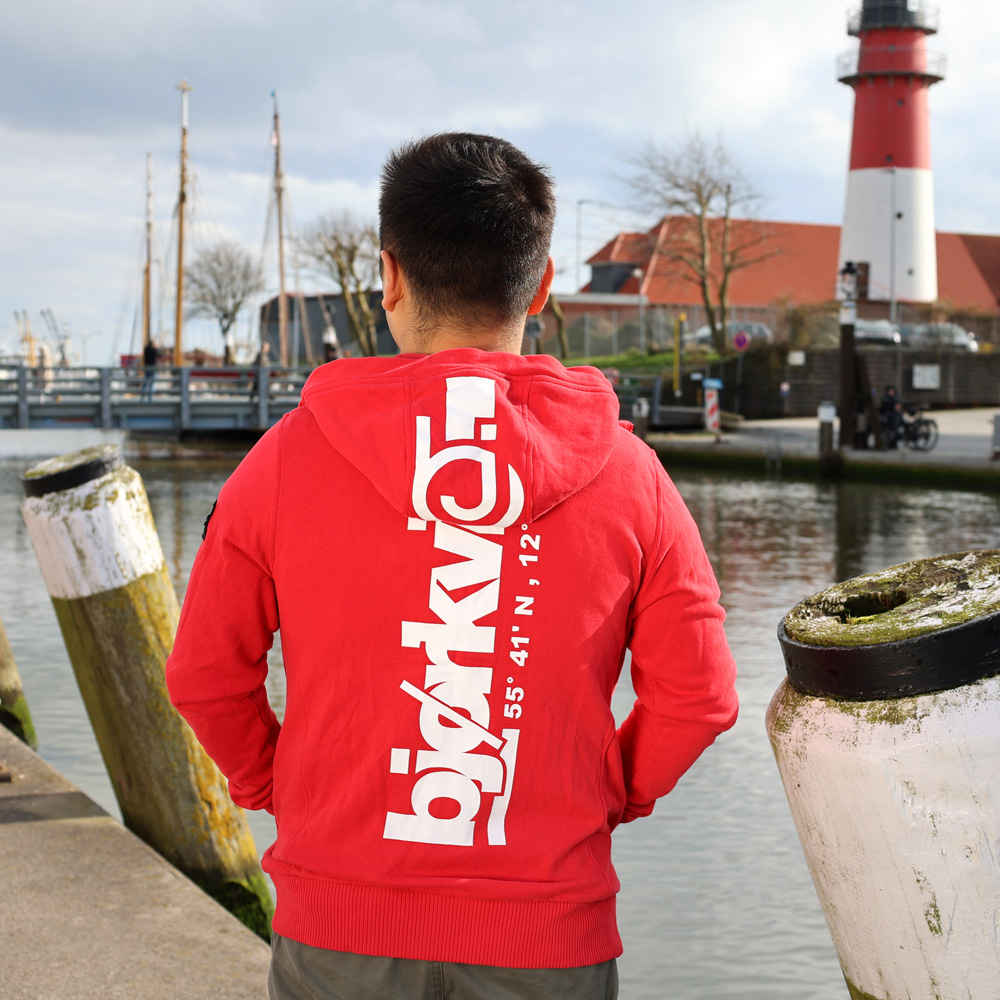 Männliches Model mit Björkvin Sweatjacke in Rot