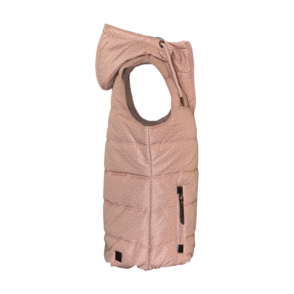 Weibliches Model mit ANKERBRAUT Weste in Rose