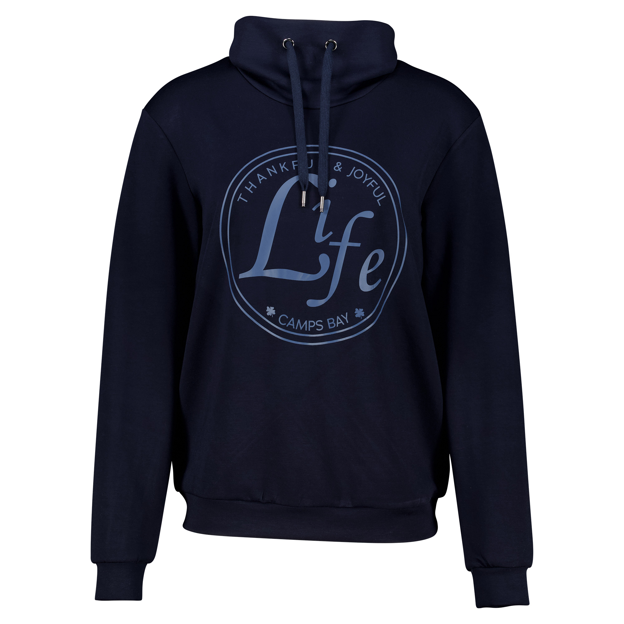 Weibliches Model mit CAMPS BAY Hoodie in Navy