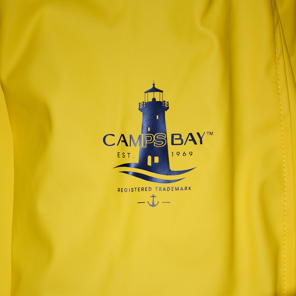 Männliches Model mit CAMPS BAY Wetterjacke in Lemon Chrome