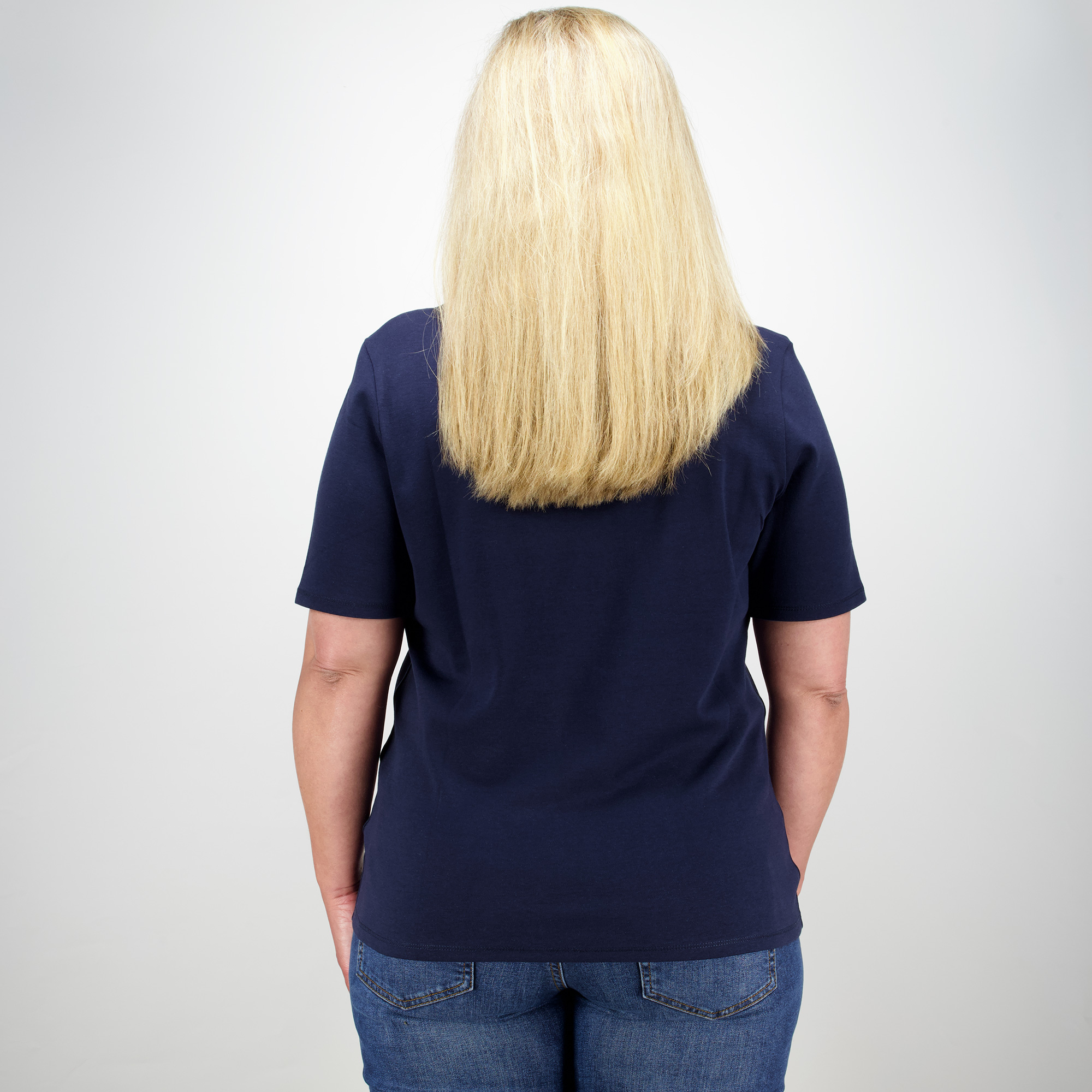 Weibliches Model mit CAMPS BAY T-Shirt in Night Sky